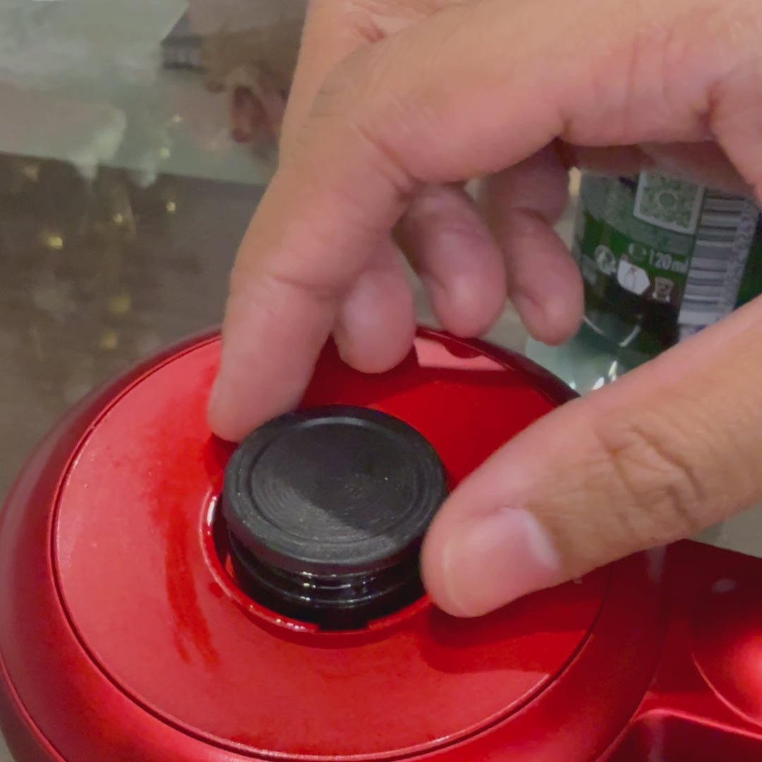 Charger la vidéo : <p>Pour obtenir des résultats visibles sur la densité et la santé de votre chevelure, la <strong>régularité</strong> est votre meilleure alliée. Suivez notre protocole pour une efficacité maximale :</p><ol><li><strong>Préparation :</strong> Remplissez le réservoir avec votre sérum ou huile favoris.</li><li><strong>Polyvalence Totale :NutraCare® </strong>est conçu pour s'adapter à votre routine. Utilisez-le sur <strong>cheveux secs</strong> pour un soin quotidien ou sur <strong>cheveux humides</strong> pour maximiser l'ouverture des pores.</li><li><strong>Application Active :</strong> Massez lentement le cuir chevelu par mouvements circulaires pendant 8 à 10 minutes, en insistant sur les zones clairsemées.</li><li>Ajustez la pression jusqu'à <strong>sentir physiquement la mobilité de votre cuir chevelu</strong>. Cette gymnastique cutanée est essentielle pour relancer en profondeur la micro-circulation.</li><li><strong>Entretien Facilité :</strong> Votre hygiène capillaire est primordiale. NutraCare® est <strong>résistant à l'eau</strong> : après chaque utilisation, vous pouvez le rincer directement à l'eau claire pour éliminer les résidus d'huile.</li></ol>